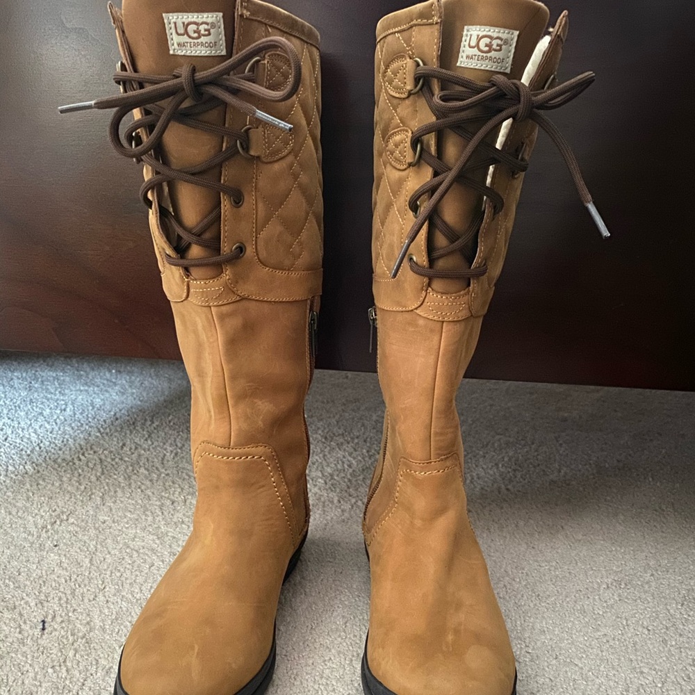 Woman’s Ugg ‘Elsa’ boots size 7